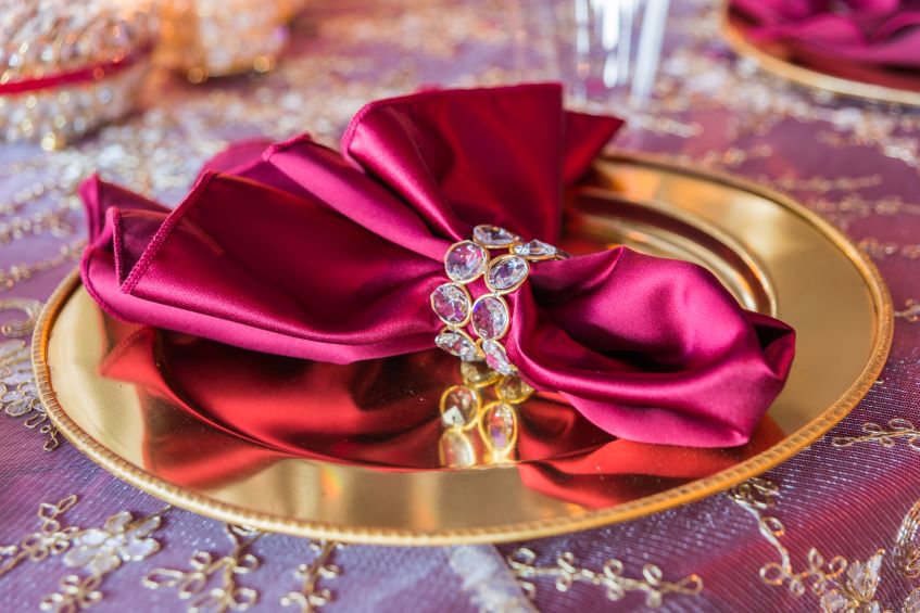 Choosing Between Satin or Linen Napkins for Weddings - CV Linens™