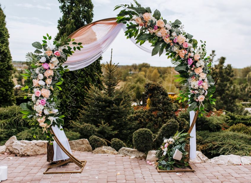 How to Drape Round Wedding Arches With Chiffon
