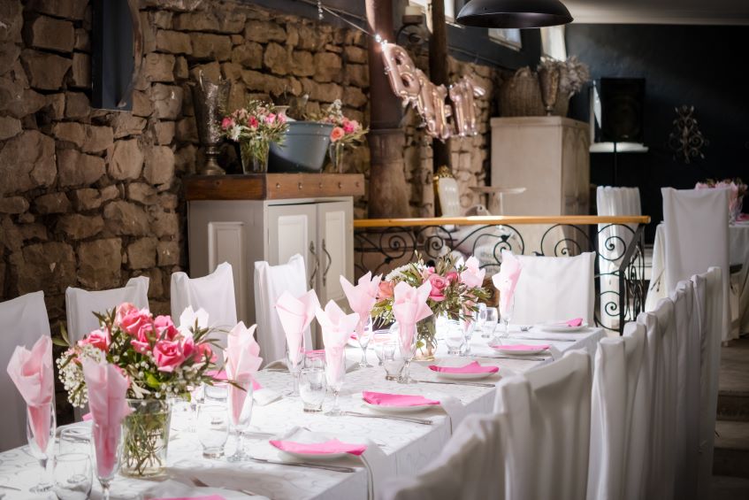 bridal-shower-decorations-in-pink-and-white