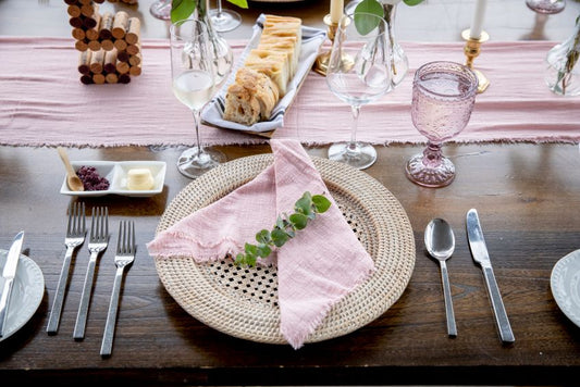 charger-plates-and-pink-linen-napkin