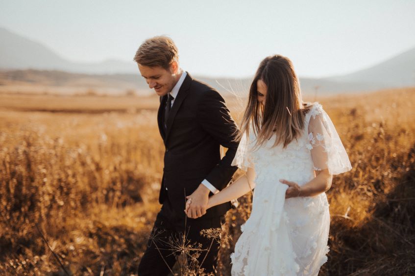 wedding-couple-walking-on-the-fields