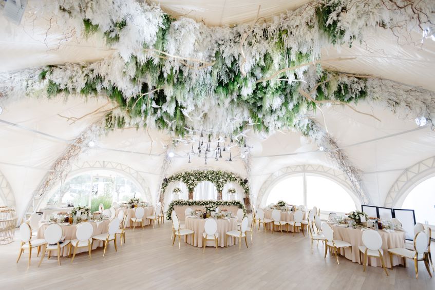 luxurious-wedding-setup-with-round-tables