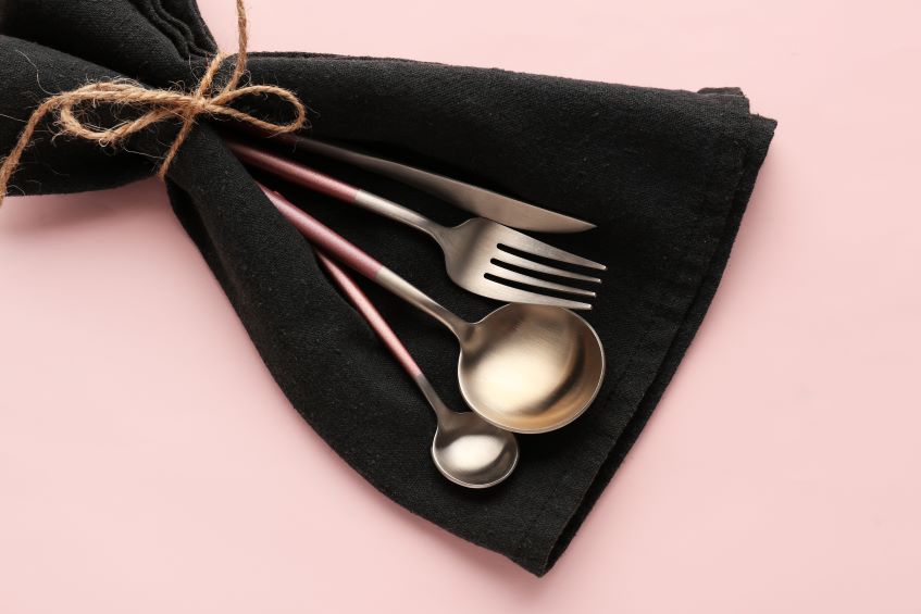 stylish-cutlery-in-black-napkin