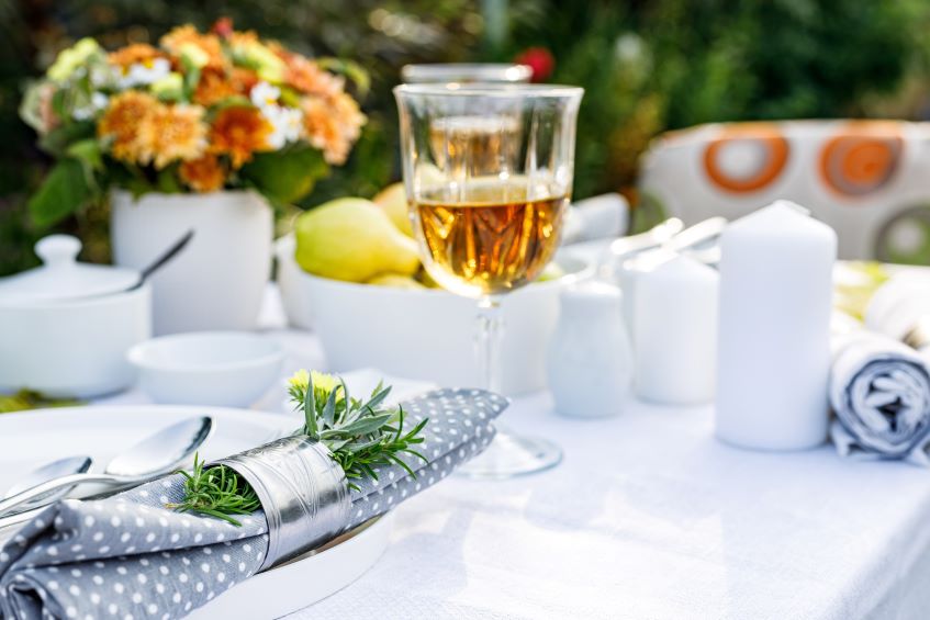 summer-holiday-table-setup