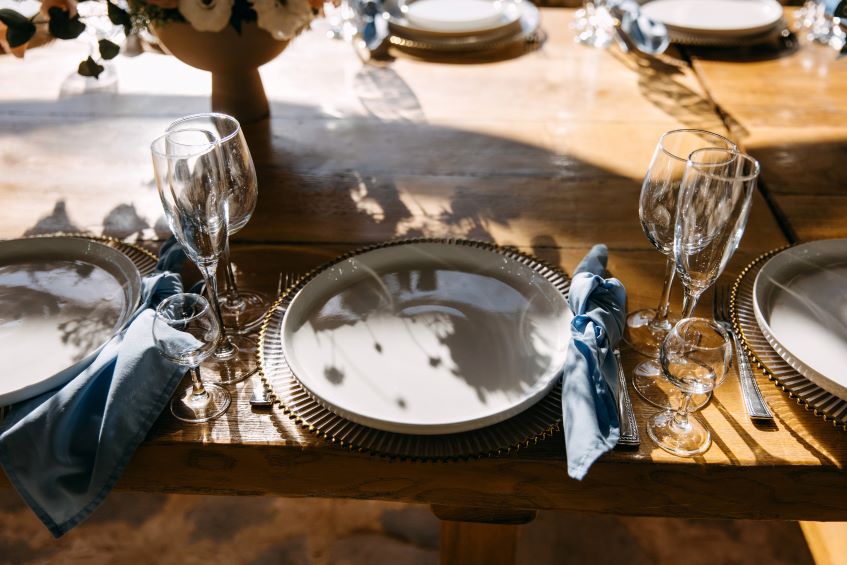 wedding-table-with-elegant-charger-plates