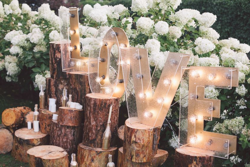 wooden-decorations-for-wedding