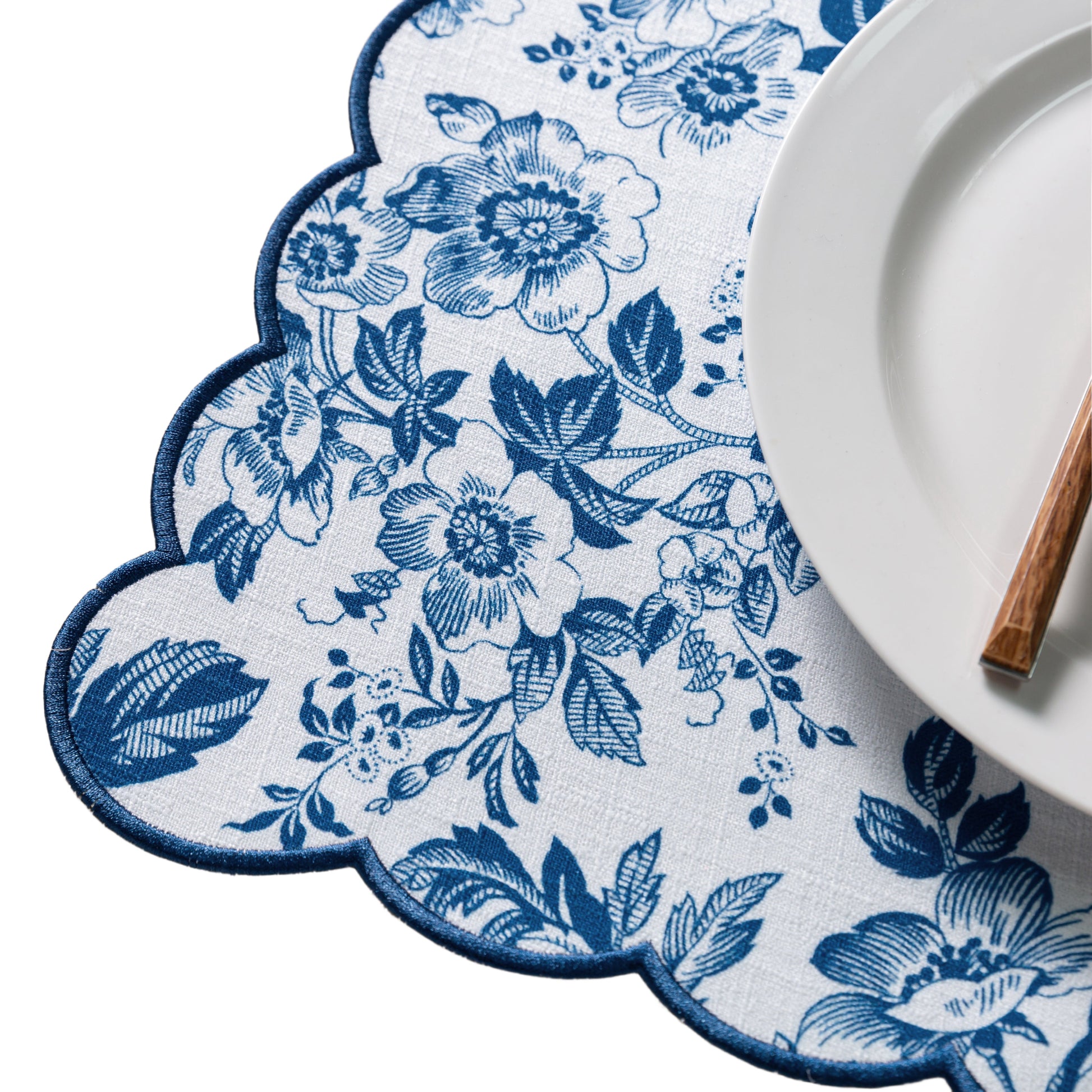 2 pcs/set French Toile Scalloped Edge Placemats Blue edge detail close up