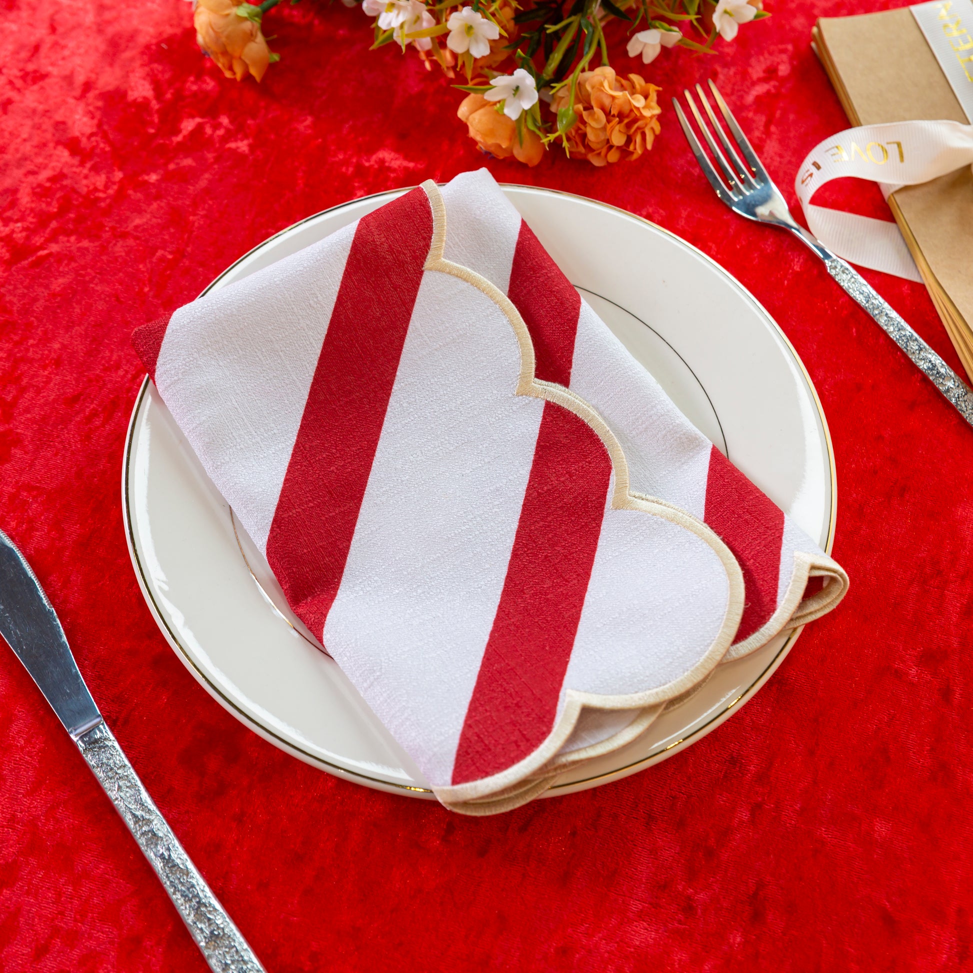 4 pcs/pk Stripe 18"x18" Scalloped Edge Napkins - Red & White - Close Up