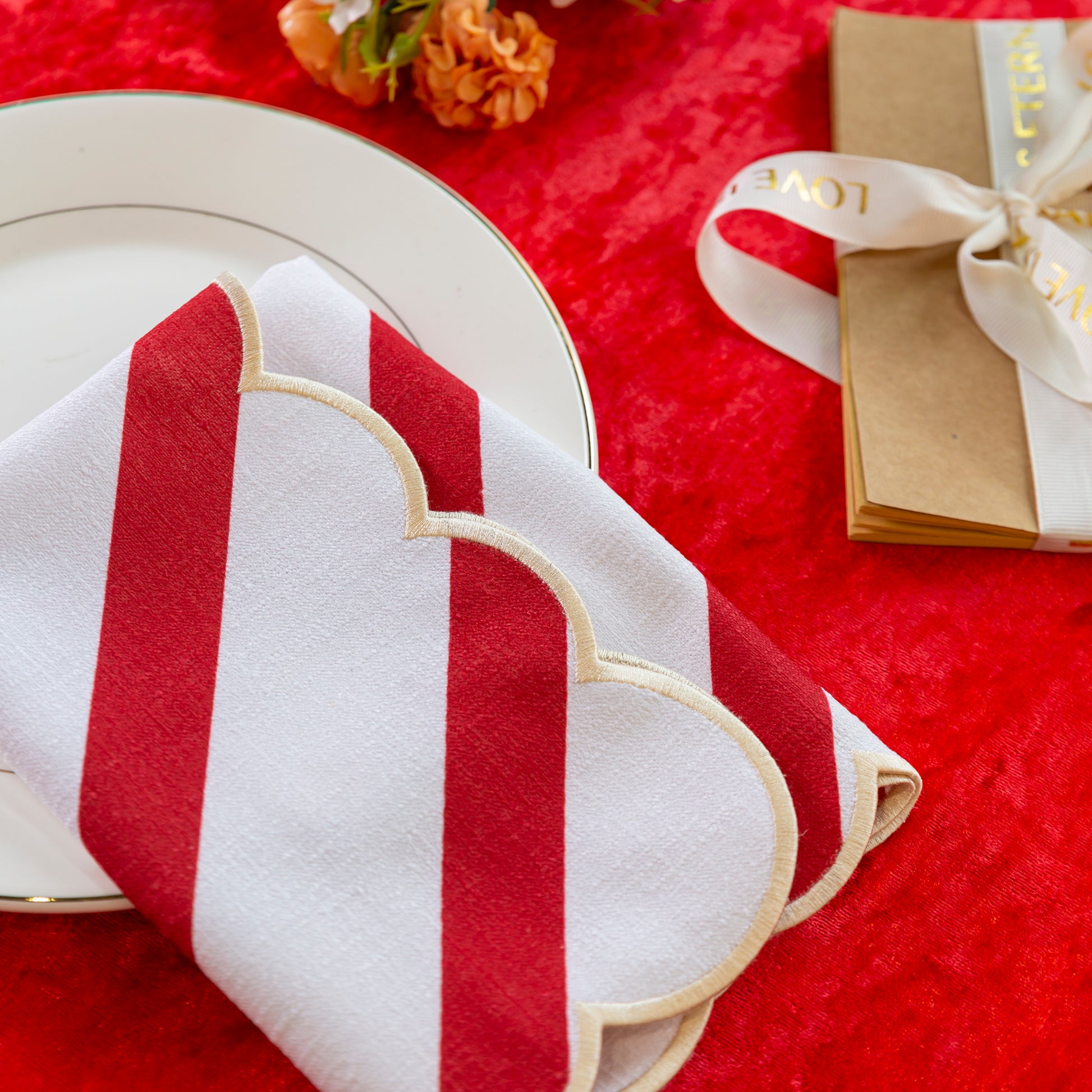 4 pcs/pk Stripe 18"x18" Scalloped Edge Napkins - Red & White - Close Up