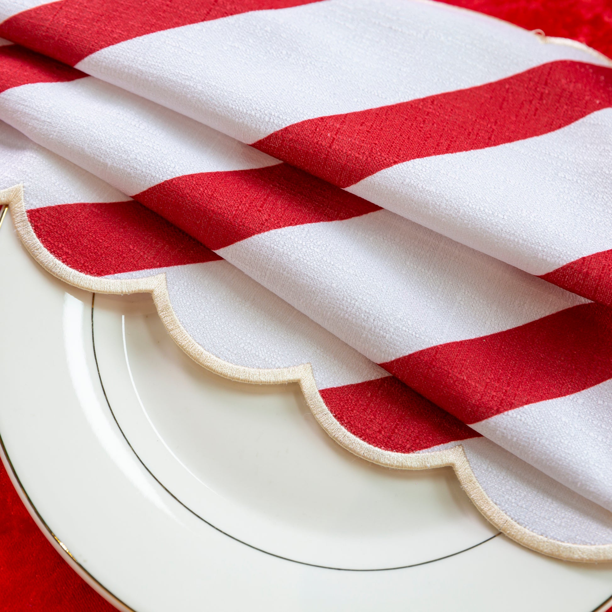 4 pcs/pk Stripe 18"x18" Scalloped Edge Napkins - Red & White Detailed View
