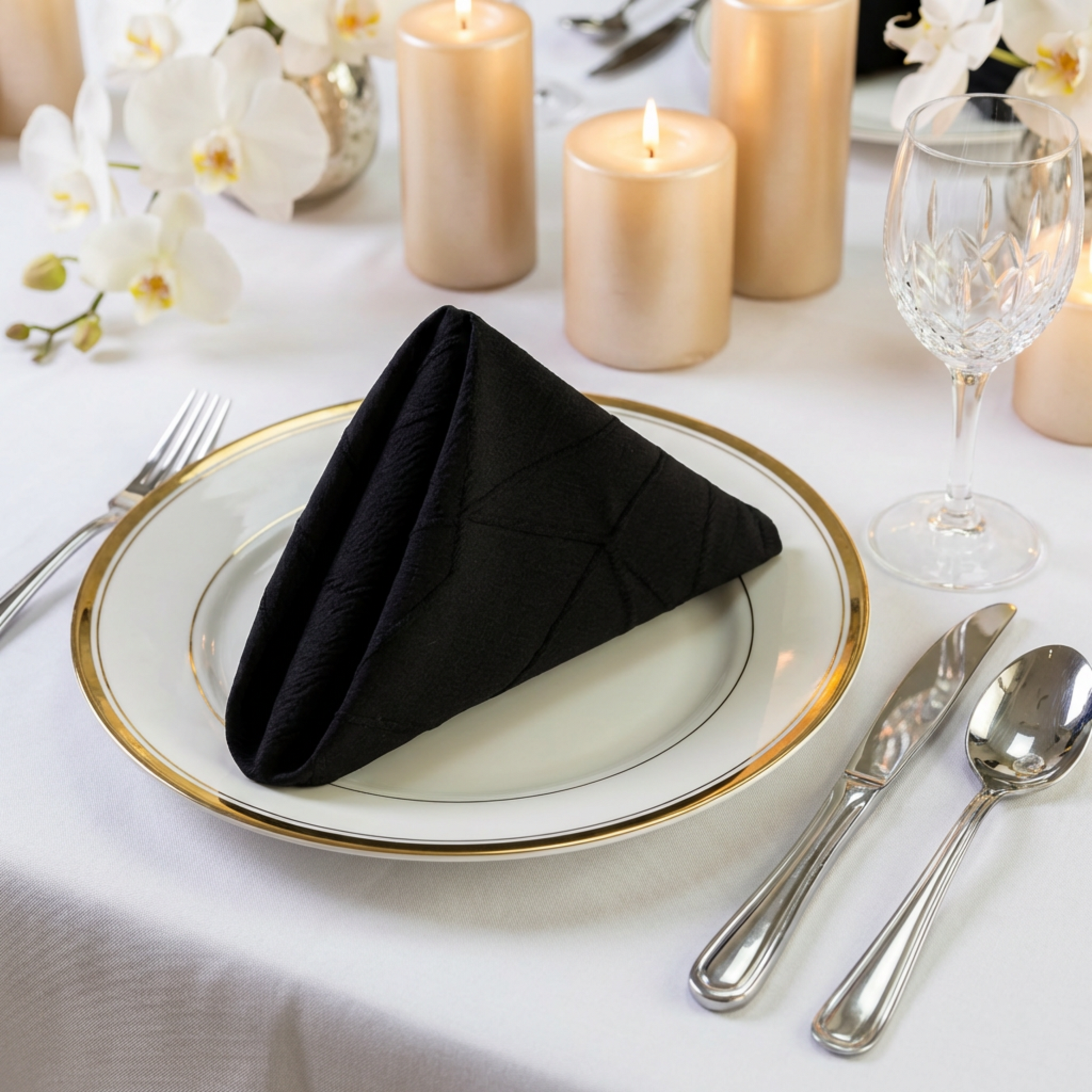 5 pcs/pk Embossed Geometric Jacquard Napkin 20"x20" Black on top a white dinner plate with goldl trim