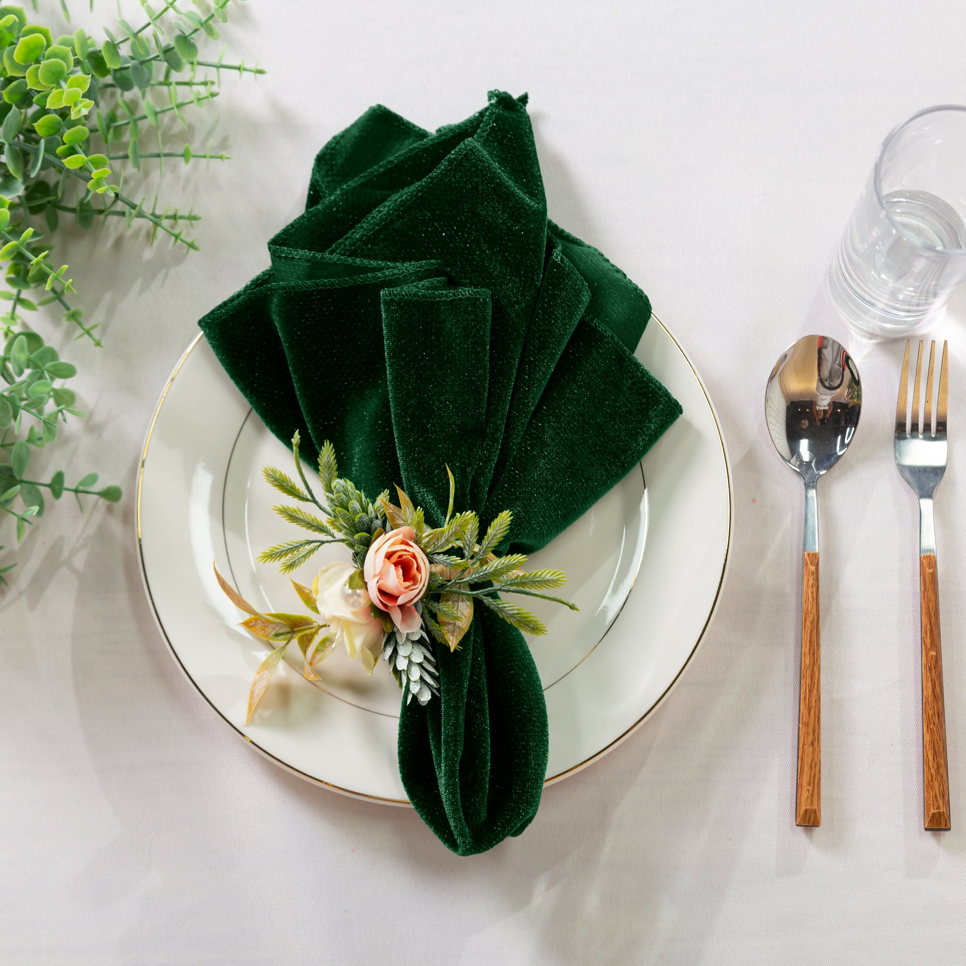 5 pcs/pk Glitter Velvet 20"x20" Linen Napkin Emerald Green paired with a white charger plate, faux floral napkin ring and silverware