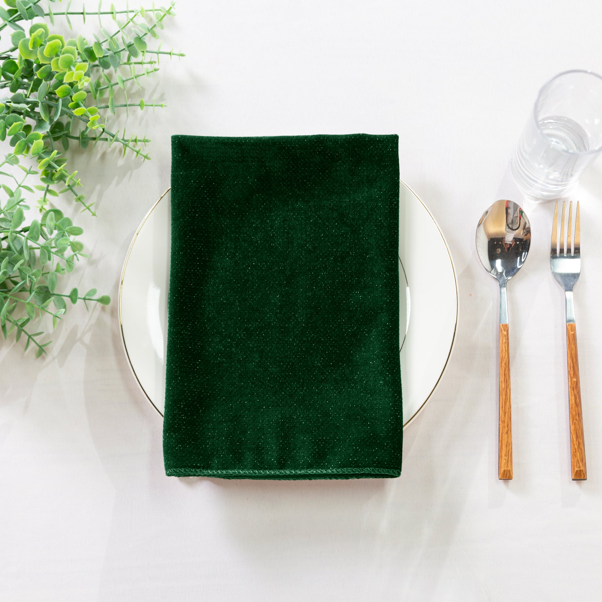 5 pcs/pk Glitter Velvet 20"x20" Linen Napkin Emerald Green folded on a white charger plate and silverware