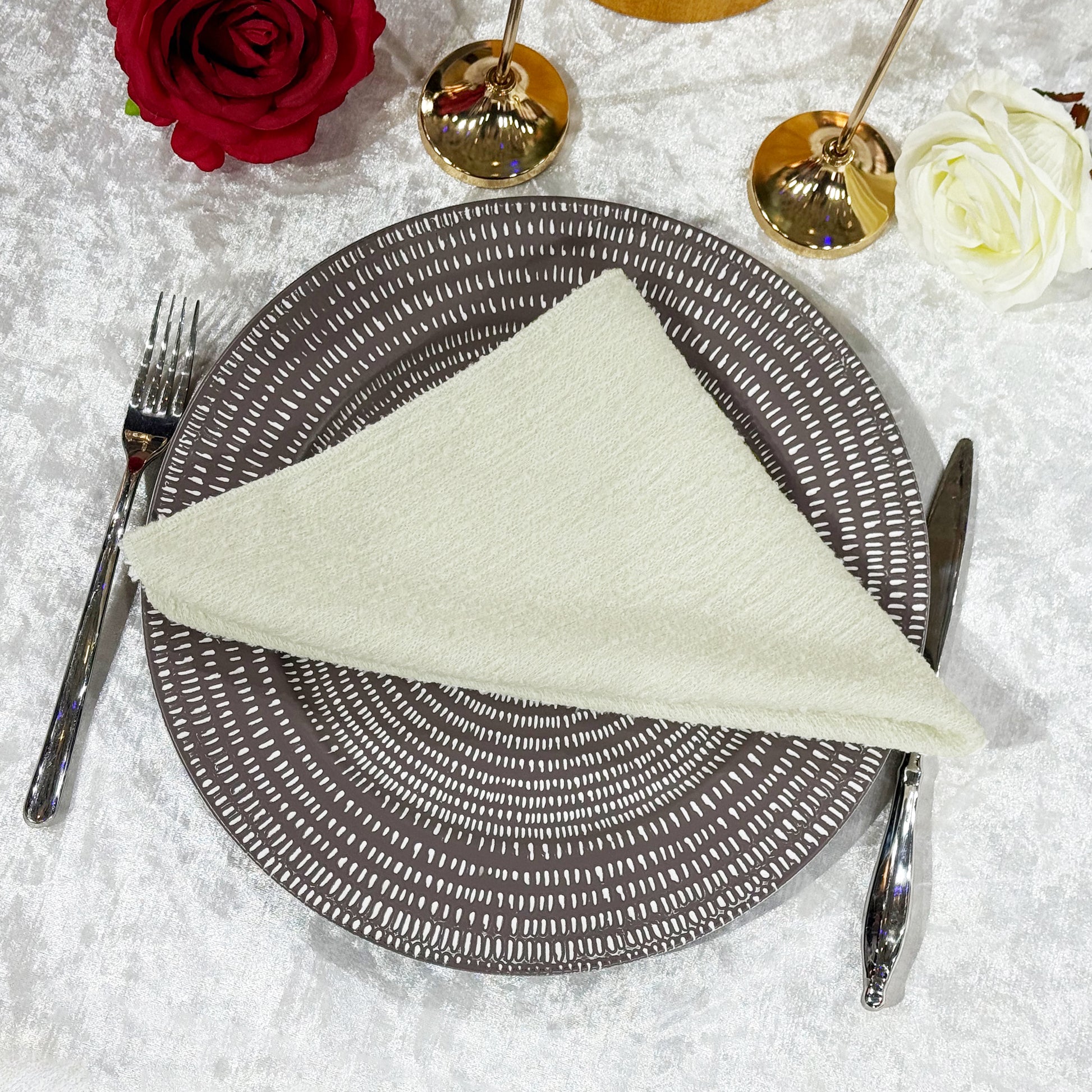 5 pcs/pk Luxury Boucle 20"x20" Linen Napkin Ivory on top a pattern charger plate
