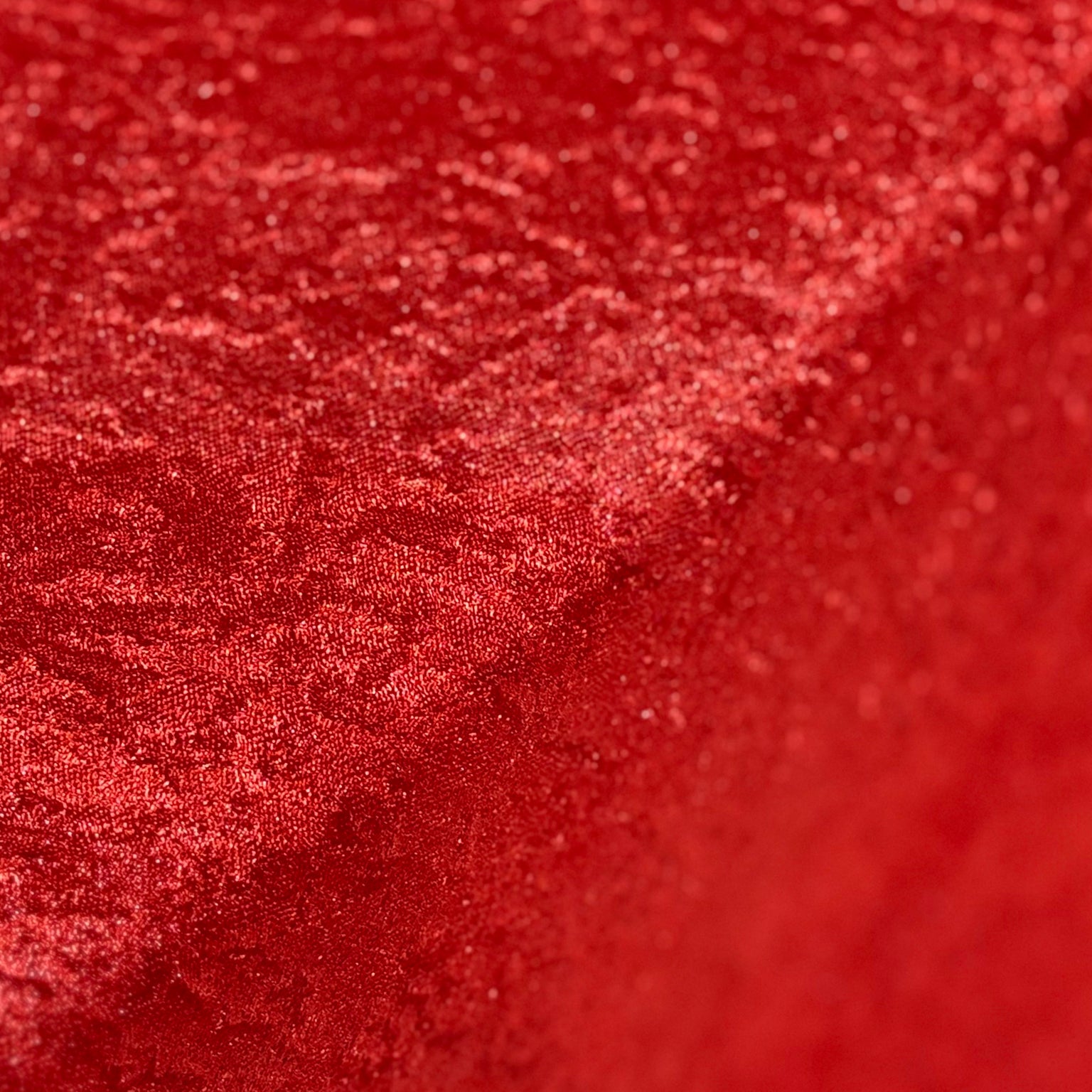 Crinkle Shimmer 120" Round Tablecloth Red edge close up