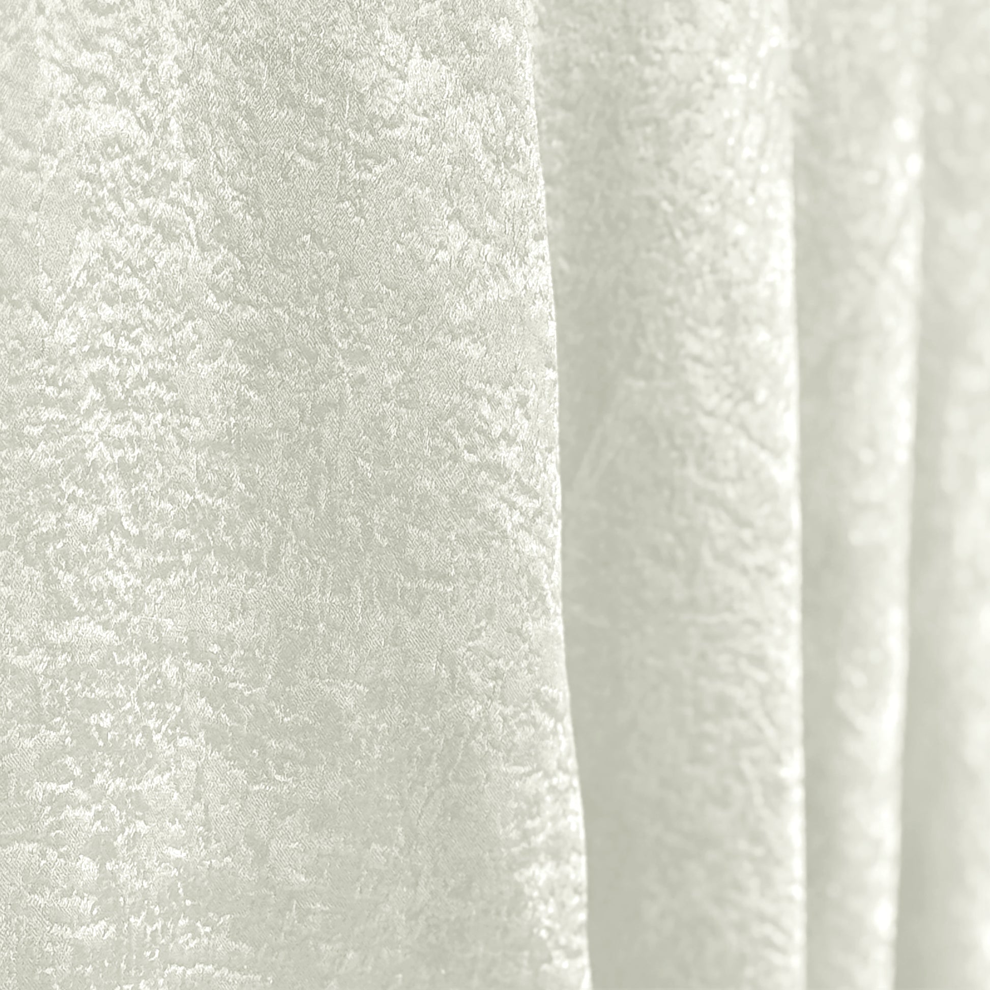 Crinkle Shimmer 132" Round Tablelcoth Ivory close up