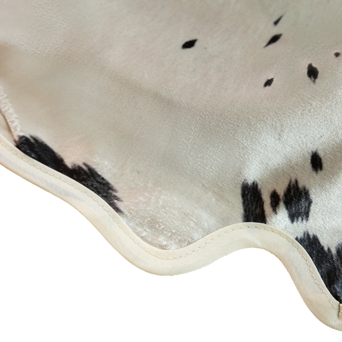 Faux-Cowhide-20x19-Placemats-Napkins-Black Edge View
