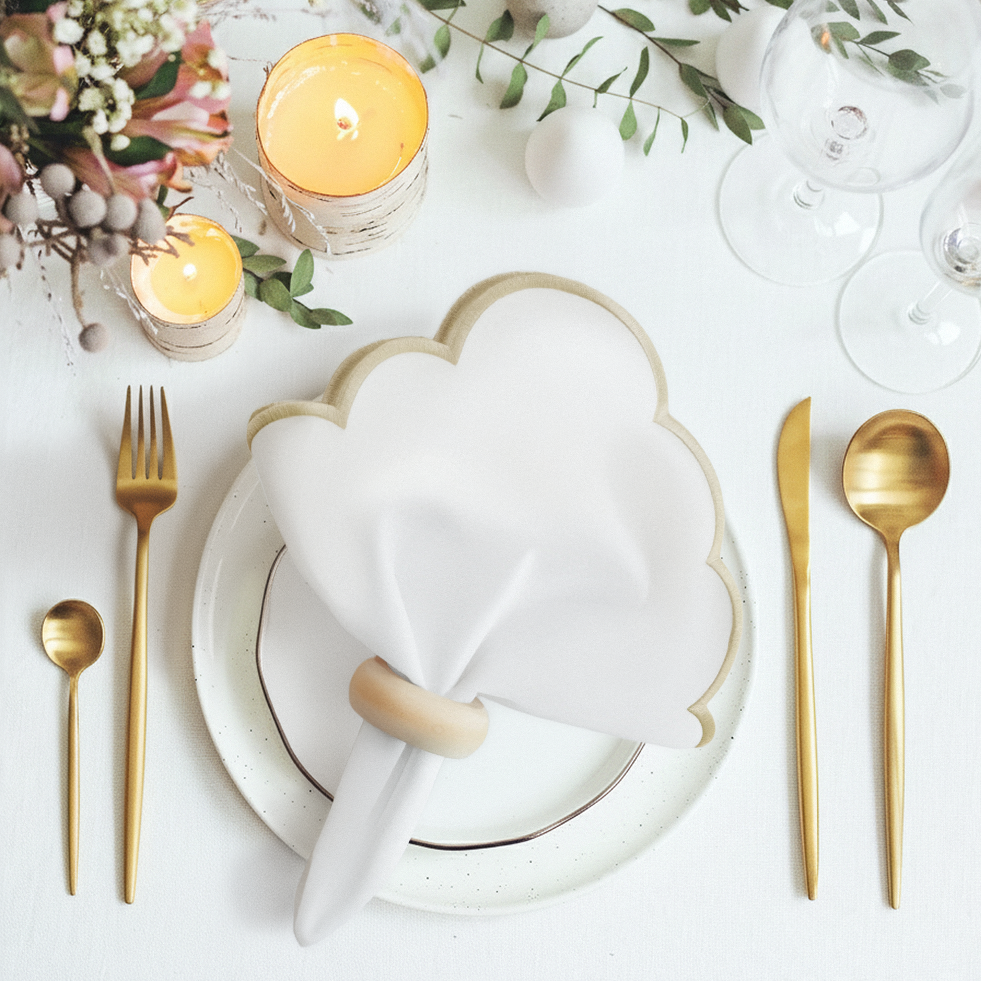 4 pc/pk Scalloped Edge Linen Napkin White/Natural Trim with napkin ring, charger plate, and candles