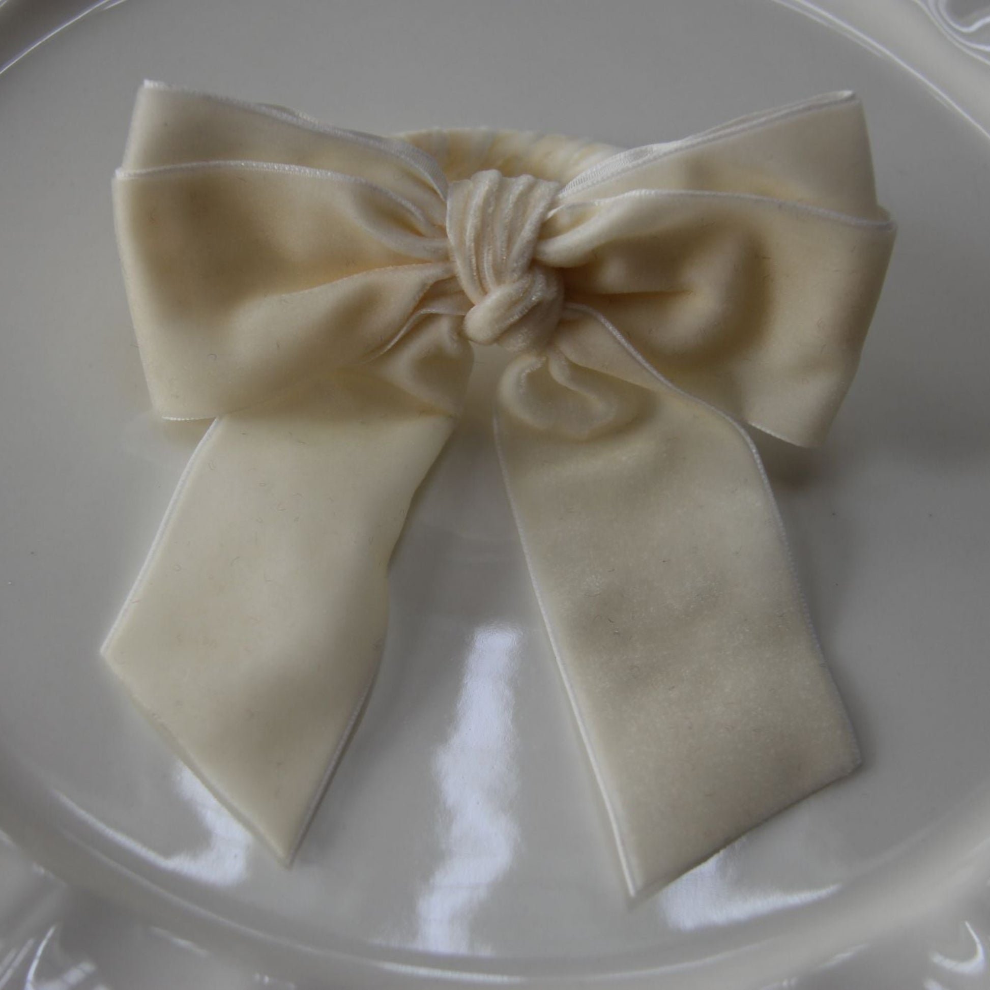Velvet Bow Tie Napkin Ring Ivory to view