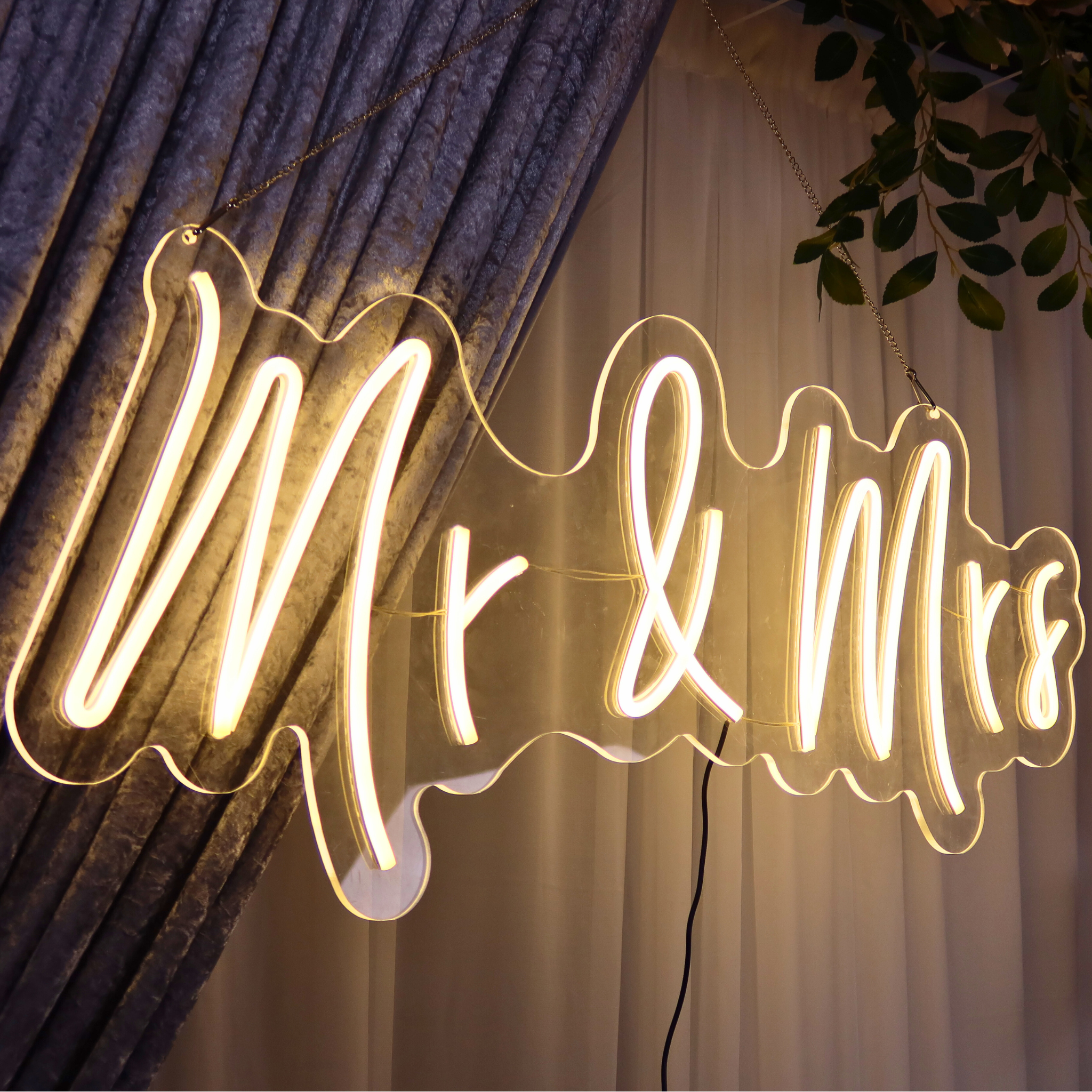 Mr & Mrs Neon Wedding Sign 88cm x 55cm - CV Linens™ Mr & Mrs Neon Wedding Sign 88cm x 55cm - CV Linens™